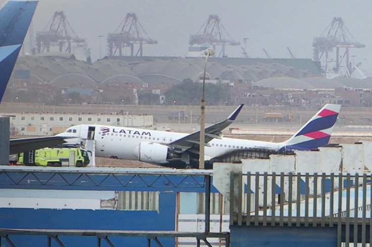 O voo LA2213 é visto após colidir com um veículo de combate a incêndio no Aeroporto Internacional Jorge Chavez, em Lima, em 18 de novembro de 2022