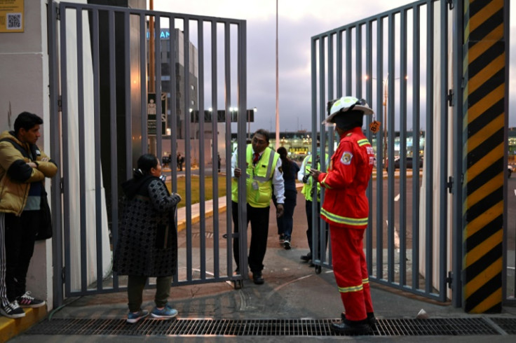 Passageiros que perderam seus voos são vistos do lado de fora do aeroporto fechado de Lima após uma colisão entre um avião e um caminhão de bombeiros em 18 de novembro de 2022