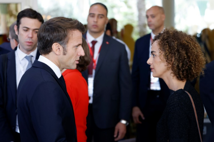 O presidente francês Emmanuel Macron (E) conversa com sua representante pessoal na Organização Internacional da Francofonia, a escritora franco-marroquina Leila Slimani (R), em Djerba, Tunísia