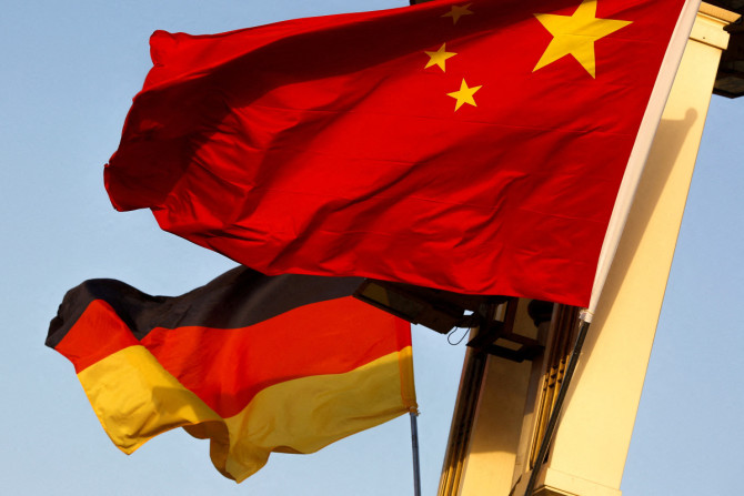Bandeiras nacionais da Alemanha e da China tremulam na Praça da Paz Celestial em Pequim