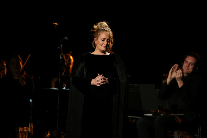 A cantora Adele é aplaudida ao terminar sua homenagem ao falecido George Michael no 59º Grammy Awards em Los Angeles
