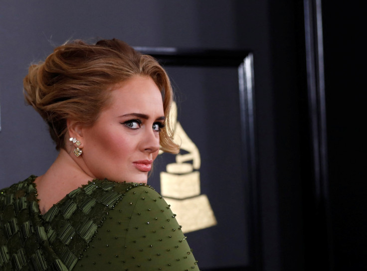 A cantora Adele chega ao 59º Grammy Awards em Los Angeles