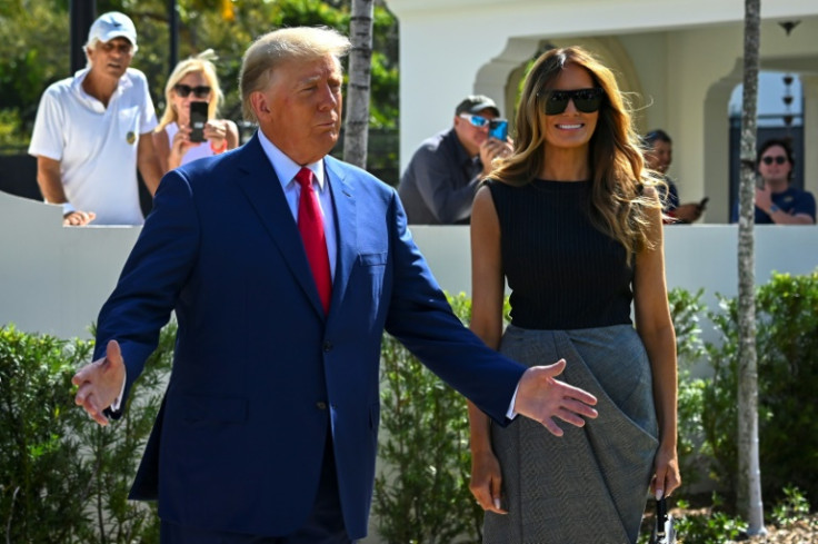 O ex-presidente dos EUA, Donald Trump, e sua esposa, Melania Trump, conversam com repórteres após a votação em Palm Beach, Flórida