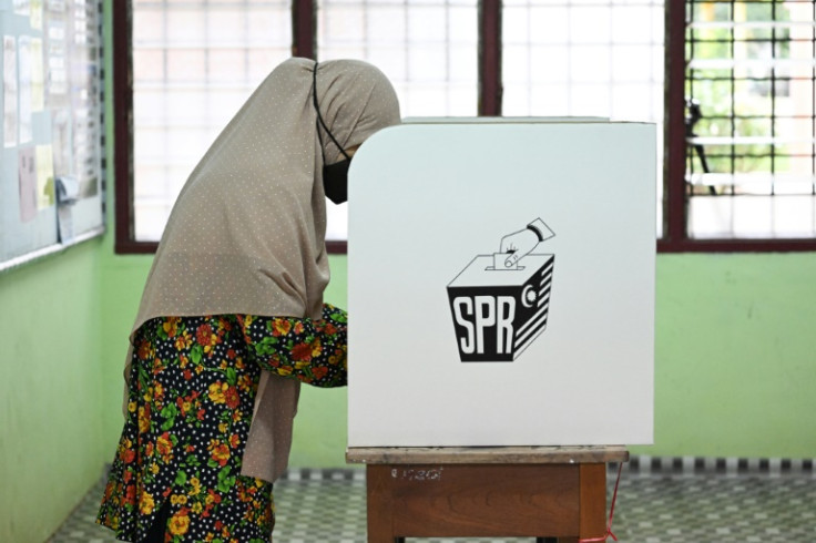 A participação eleitoral na eleição de domingo foi alta - duas horas antes do fechamento da votação, já estava em 70 por cento - e aqueles que falaram à AFP disseram esperar estabilidade política e melhoria econômica
