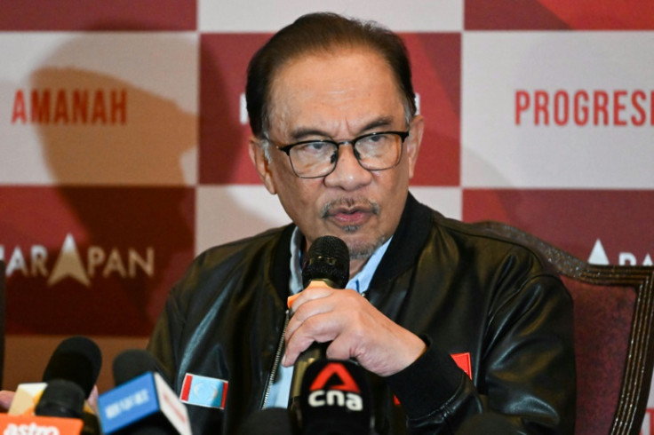 O líder da oposição Anwar Ibrahim (foto) disse que sua coalizão tinha assentos suficientes para formar o próximo governo do país, mas o ex-primeiro-ministro Muhyiddin Yassin fez a mesma afirmação sobre seu bloco