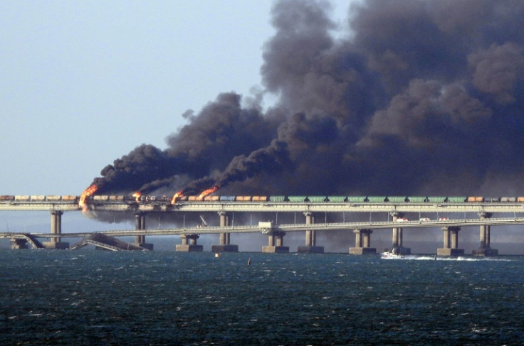 Fumaça negra sai de um incêndio na ponte Kerch que liga a Crimeia à Rússia, após a explosão de um caminhão em outubro