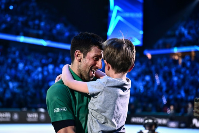Juntando-se ao papai no trabalho: Novak Djokovic comemora seu título ATP Finals com seu filho
