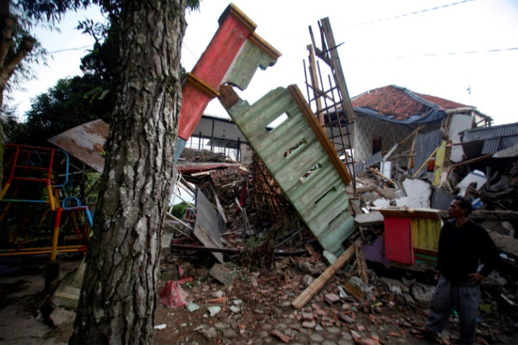 Um homem fica ao lado de casas danificadas após o terremoto em Cianjur em 21 de novembro de 2022