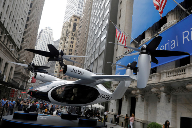 Um táxi aéreo da Joby Aviation é visto fora da Bolsa de Valores de Nova York (NYSE) antes de sua listagem em Manhattan, Nova York
