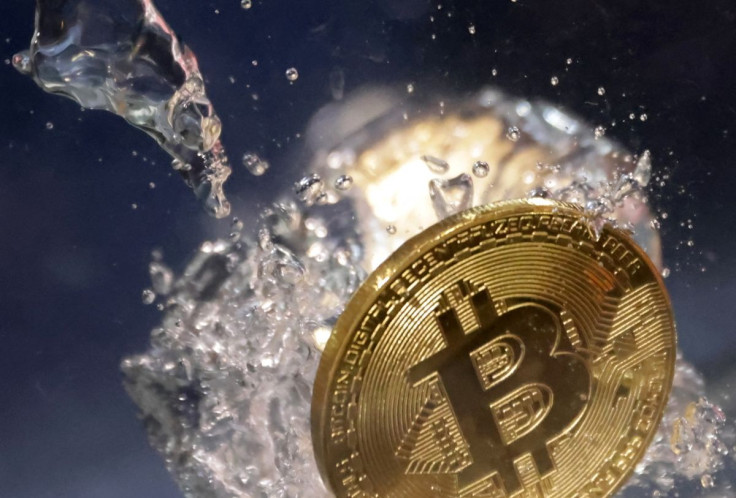 Uma visão de uma representação da criptomoeda Bitcoin mergulhando na água nesta ilustração tirada em 23 de maio de 2022.