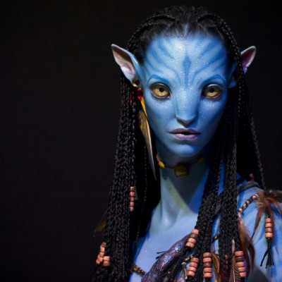 O diretor de &#39;Avatar&#39;, James Cameron, e uma equipe de 55 pessoas receberam permissão especial para entrar na Nova Zelândia para filmar a sequência de seu mega-sucesso de 2009, provocando raiva por padrões duplos