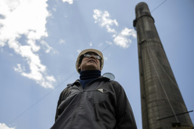 José Aguilar, chefe de recursos humanos da nova metalúrgica, diante de uma imponente chaminé, que espera que funcione por mais 100 anos