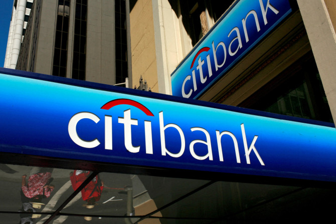 Pessoas caminham sob o logotipo de uma agência do Citibank no distrito financeiro de San Francisco, Califórnia