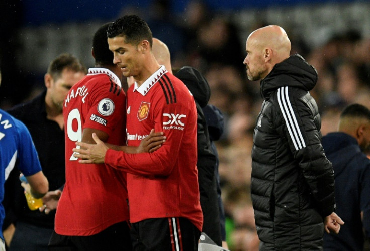 Cristiano Ronaldo (centro) disse que "não tem respeito" pelo treinador do Manchester United, Erik ten Hag
