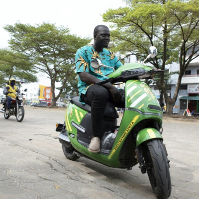 Para muitos motoristas em Cotonou, as motocicletas elétricas são mais uma questão de custo do que de poluição