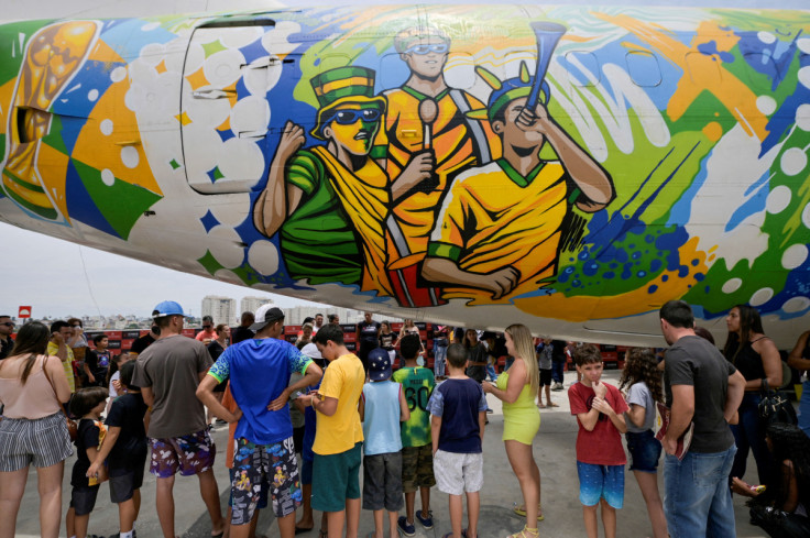 Visão geral de um avião em exibição durante evento da Copa do Mundo da FIFA 2022 em Belo Horizonte