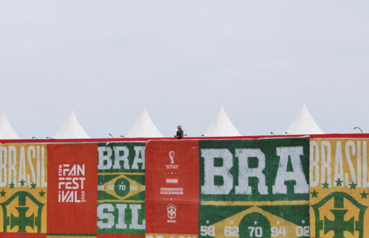 Um homem trabalha como sede da FIFA Fan Fest, onde serão exibidos os jogos da seleção brasileira de futebol da Copa do Mundo da FIFA Qatar 2022, é preparado no Brasil