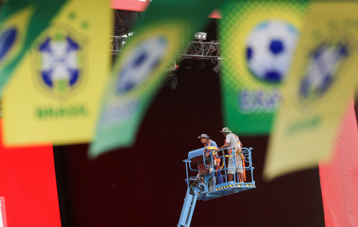 Homens trabalham como sede da FIFA Fan Fest, onde serão exibidos os jogos da seleção brasileira de futebol na Copa do Mundo da FIFA Catar 2022, é preparado no Brasil