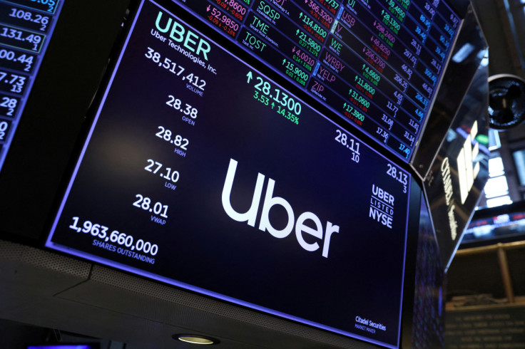 O logotipo da Uber é visto no pregão da Bolsa de Valores de Nova York (NYSE) em Manhattan, Nova York