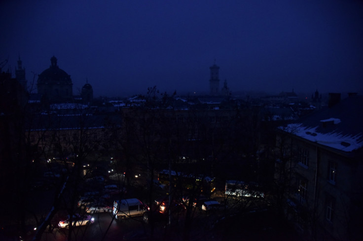 Uma vista mostra a cidade sem eletricidade depois que a infraestrutura civil crítica foi atingida por ataques de mísseis russos em Lviv