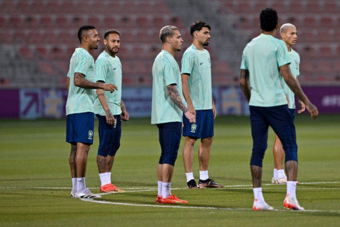 Neymar (2º E) com seus companheiros da seleção brasileira em treinamento em Doha na quarta-feira