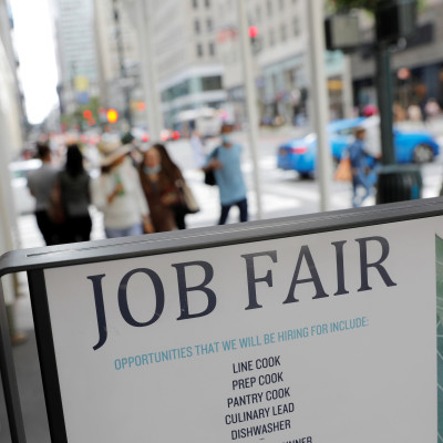 Sinalização para uma feira de empregos é vista na 5ª Avenida após a divulgação do relatório de empregos em Manhattan, Nova York