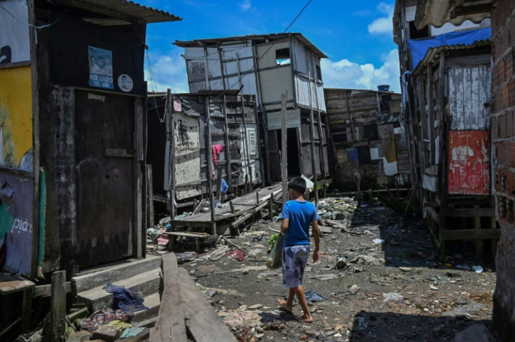 As crianças estão entre as mais afetadas pela pobreza extrema, que está aumentando na América Latina e no Caribe. Aqui, uma criança caminha por uma favela no nordeste do Brasil.
