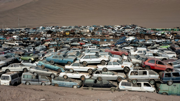 Quilômetros de carros usados da Ásia foram despejados no deserto do Atacama, no Chile