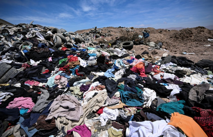 O Chile há muito é um centro de roupas de segunda mão e não vendidas da Europa, Ásia e Estados Unidos, que são vendidas em toda a América Latina ou acabam em depósitos de lixo no deserto.