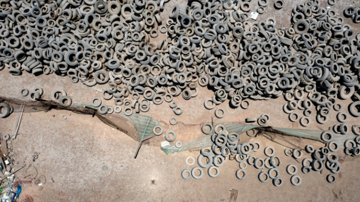 Pilhas de pneus abandonados também estão espalhadas pelo frágil deserto do Atacama