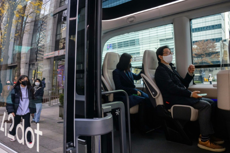 O ônibus usa câmeras e lasers para navegar no caminho, em vez de sensores caros