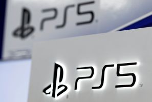 Logos do PlayStation 5 da Sony são exibidos em uma loja de eletrônicos de consumo em Tóquio