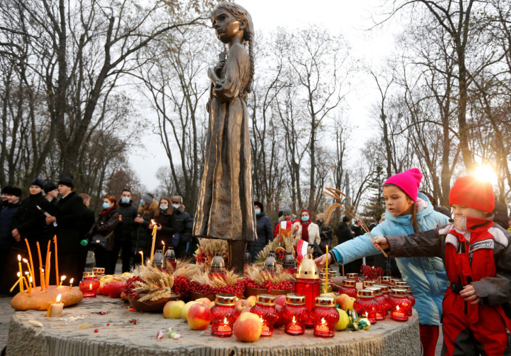 Pessoas visitam um monumento às vítimas do Holodomor em Kyiv