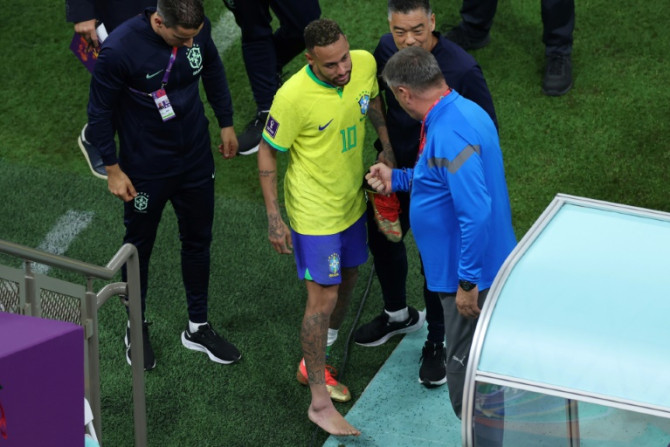 Neymar pode perder o resto da fase de grupos com a lesão no tornozelo contraída na vitória sobre a Sérvia