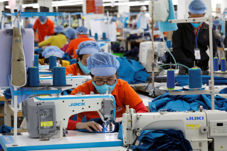 Fabricação de produtos de vestuário para exportação em uma fábrica na província de Hung Yen