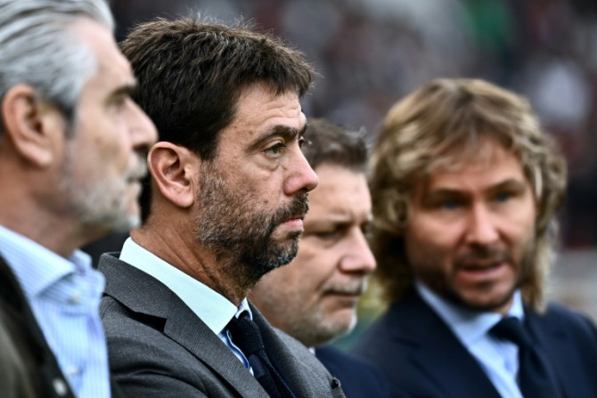 O diretor-gerente da Juventus, Maurizio Arrivabene (R), permanecerá para supervisionar interinamente, já que o presidente Andrea Agnelli (C), o vice-presidente Pavel Nedved (L) e todo o conselho renunciam