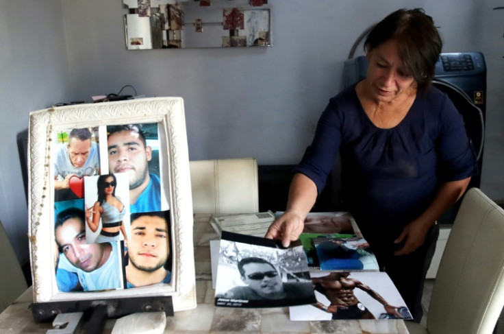 Guadalupe Camarena mostra fotos de seus cinco filhos, que estão entre as mais de 100 mil pessoas desaparecidas no México