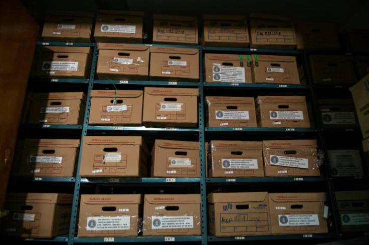 Caixas contendo ossos humanos são armazenadas nos serviços forenses em Chilpancingo, no sul do México