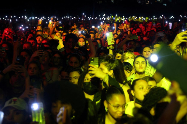 Pessoas agitam celulares durante uma apresentação no show Global Citizen Live 2021 no Central Park em Nova York, EUA, em 25 de setembro de 2021.