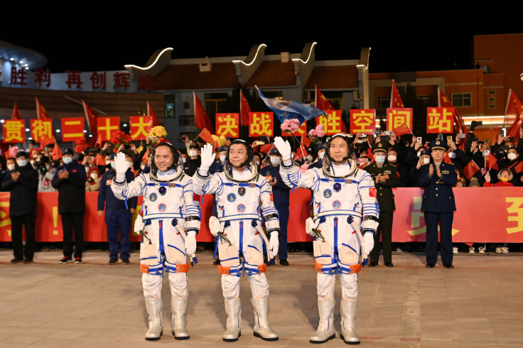 Astronautas Fei Junlong, Deng Qingming e Zhang Lu no Jiuquan Satellite Launch Center