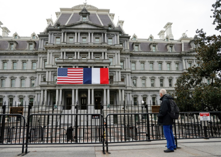 Bandeiras da França e dos EUA adornam o Eisenhower Executive Office Building ao lado da Casa Branca para a visita de estado do presidente francês Emmanuel Macron que chega a Washington em 29 de novembro de 2022