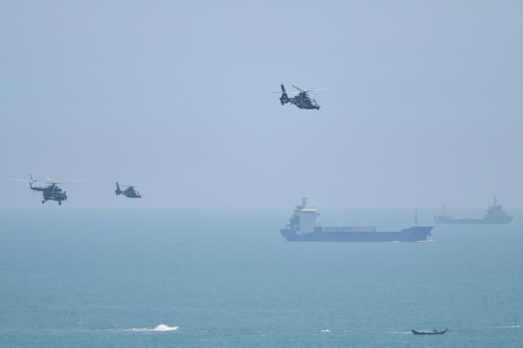 Helicópteros militares chineses sobrevoam a ilha de Pingtan, um dos pontos da China continental mais próximos de Taiwan, em 4 de agosto de 2022
