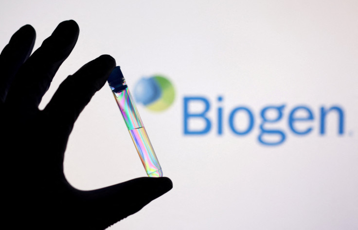 A ilustração mostra um tubo de ensaio na frente do logotipo da Biogen exibido