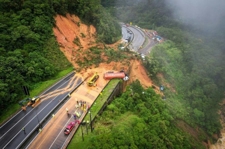 Vista aérea do deslizamento de terra que atingiu a rodovia BR 367, no sul do Brasil, arrastando cerca de 20 veículos e deixando pelo menos duas pessoas mortas e dezenas de desaparecidas.
