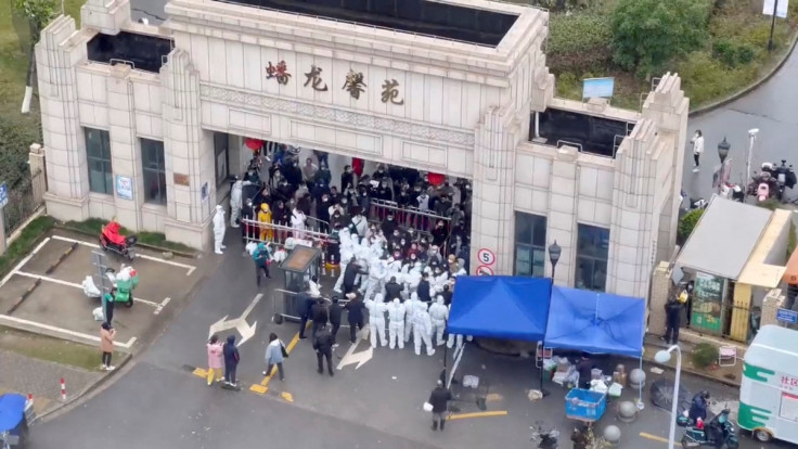 Moradores confrontam funcionários da COVID-19 em Xangai