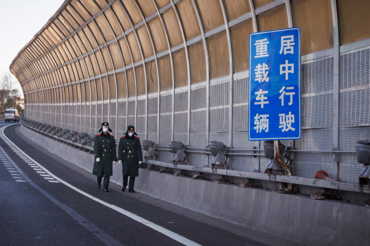 Membros da Força de Polícia Armada do Povo Chinês usam máscaras enquanto patrulham uma rua em meio a surtos de doença por coronavírus (COVID-19) em Pequim