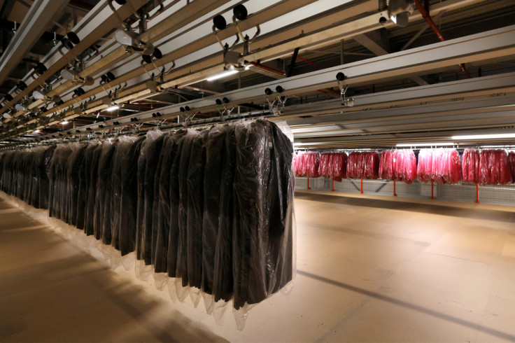Um sistema automatizado de armazenamento de roupas é visto no armazém da Primark em Roosendaal