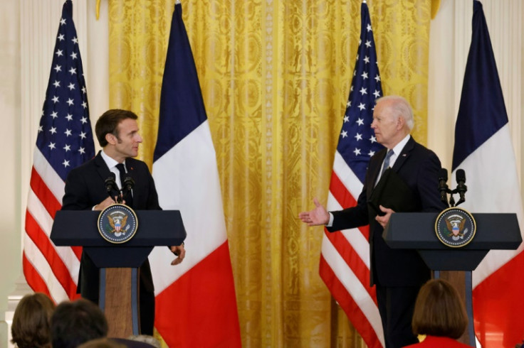 O presidente dos EUA, Joe Biden, e o presidente francês, Emmanuel Macron, apertam as mãos após uma coletiva de imprensa conjunta na Sala Leste da Casa Branca em Washington, DC, em 1º de dezembro de 2022