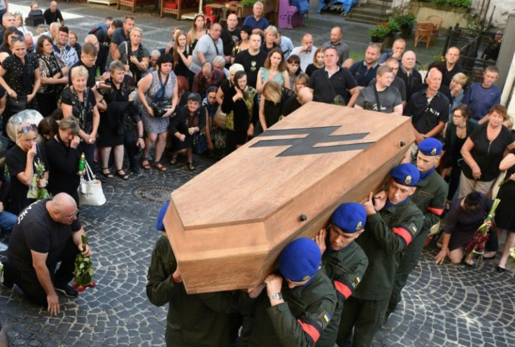 Soldados ucranianos carregam o caixão de Vasyl Sushchuk, um soldado do regimento Azov morto durante combates com tropas russas