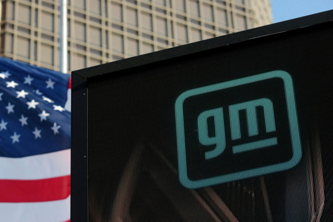 Logotipo da GM no topo da sede da empresa